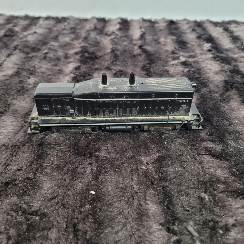 Bachmann Hawthorne Village Dale Earnhardt NASCAR HO Scale Train Engine and Car